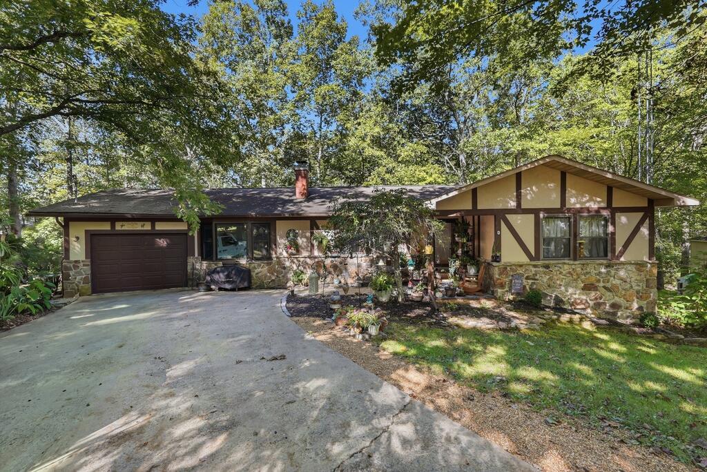16 Sweetbriar Court — photo