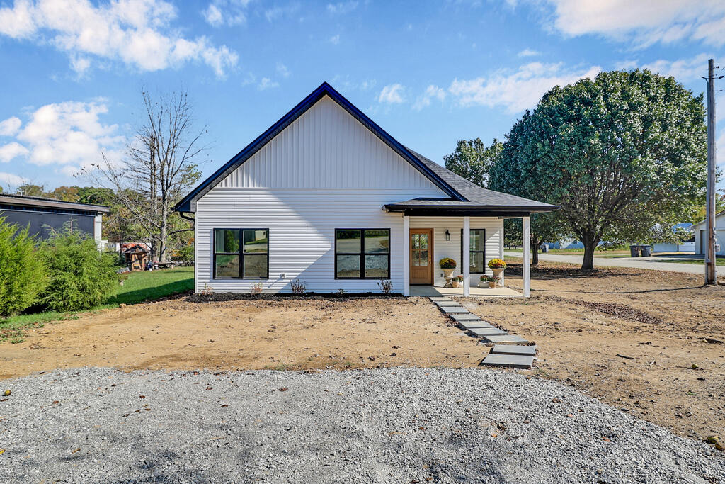 304 W Stewart Ave — photo
