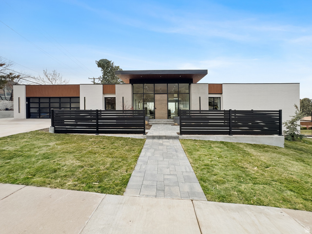 1332 S Canterbury Dr — photo