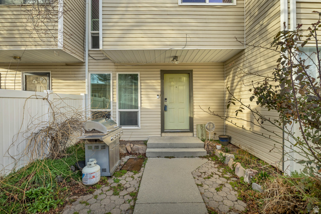 5189 S Gravenstein Park — photo
