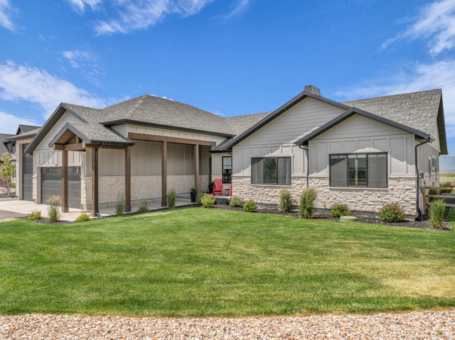 943 Hart Loop — photo