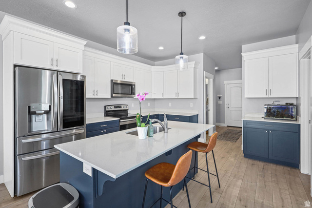 586 N Hill View Dr — photo