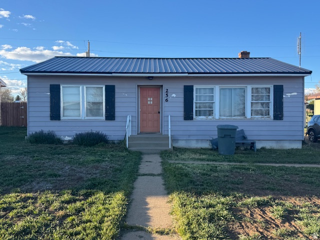 256 W Uranium Dr — photo