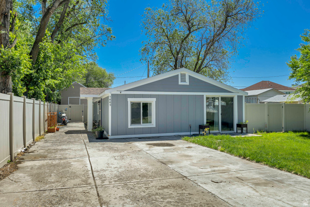 1445 W Russett Ave — photo