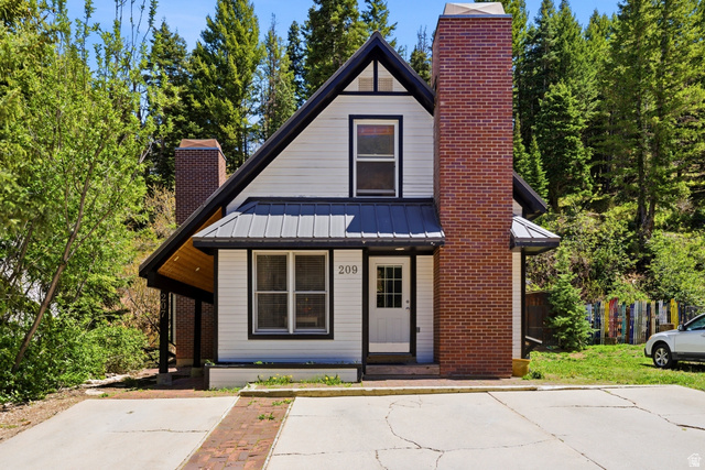207 Daly Ave — photo