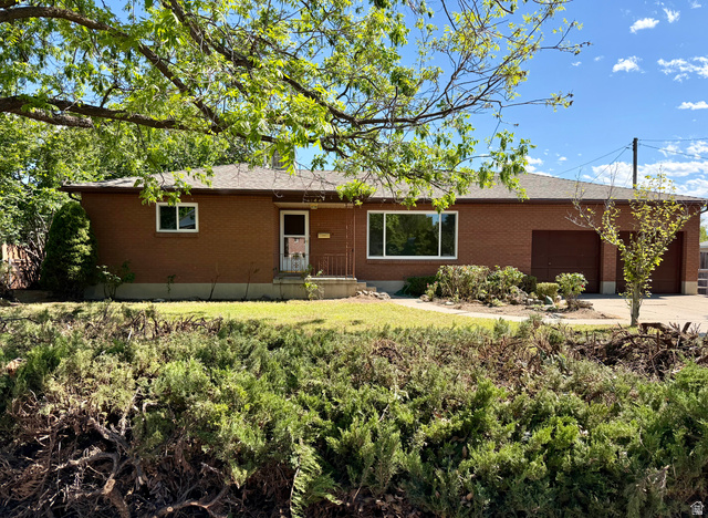 1144 E Hillview Dr — photo