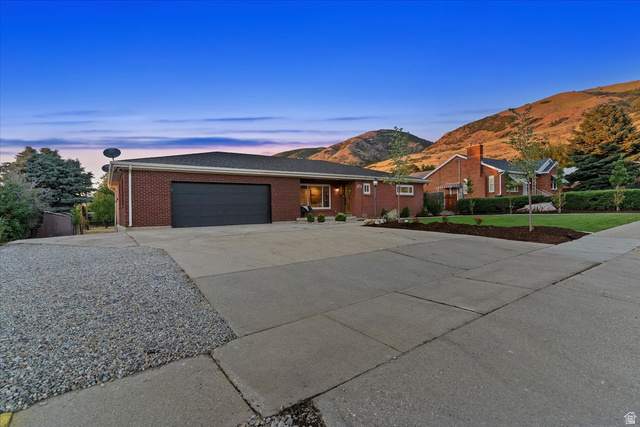 555 E Pages Ln — photo