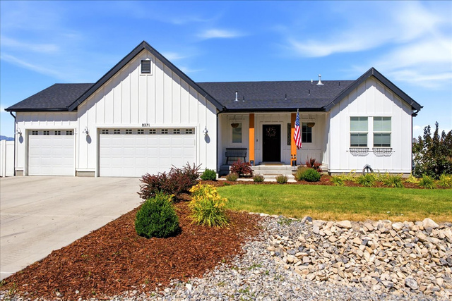 8271 N Iron Horse Dr — photo