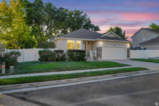 1234 W Oakridge Dr — photo