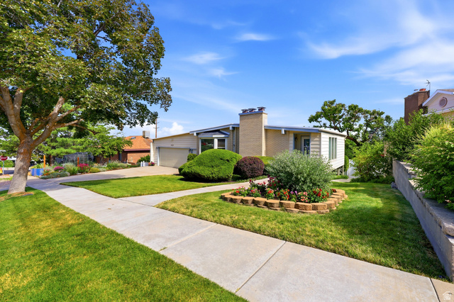 2327 E Cavalier Dr — photo