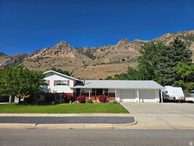 610 Holiday Dr — photo