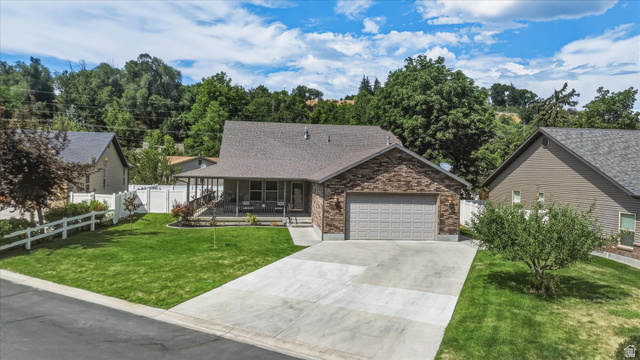 689 E Apple Dr. — photo