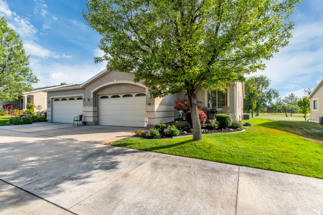 33 Clubhouse Dr — photo