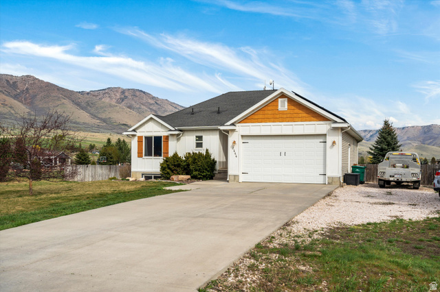 2444 N Sierra Dr — photo