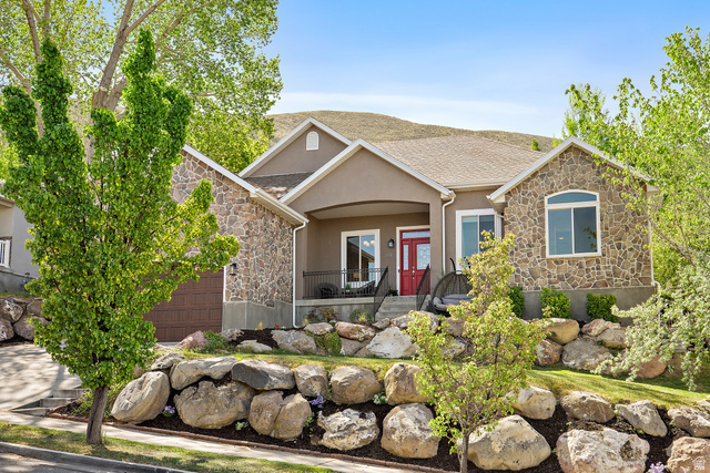 394 E Brewster Dr — photo