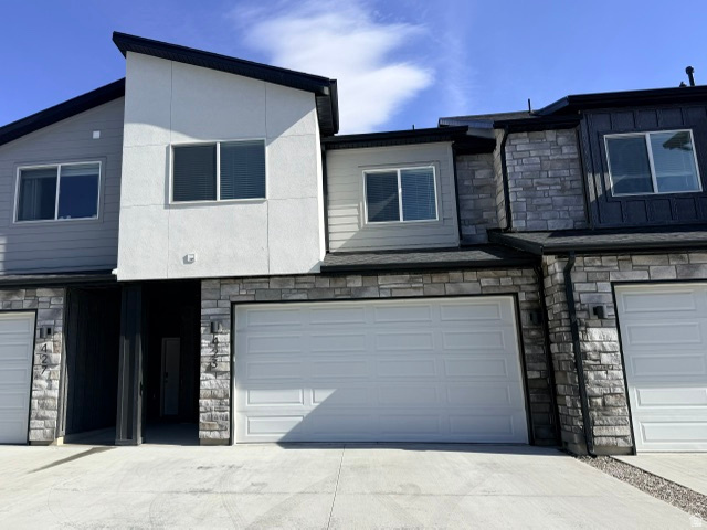 423 W 25 N — photo