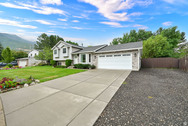 2425 E View Dr — photo