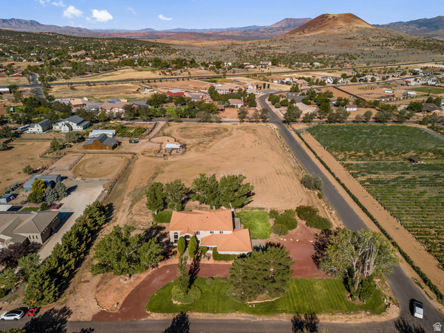 1217 N Horsemans Park Dr — photo