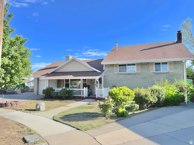 556 W Greenleaf Dr — photo