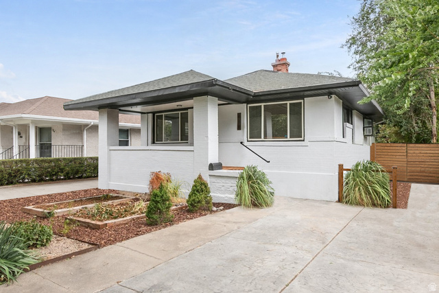 661 E Redondo Ave — photo