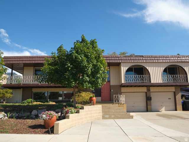 2546 E Campus Dr — photo