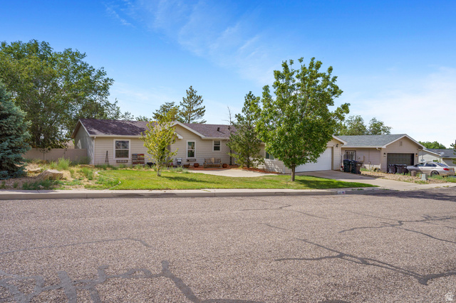 349 N Foothill Dr — photo