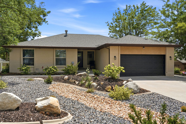 2050 E Gyrfalcon Dr — photo