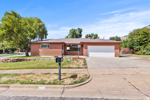 1008 Henderson Dr — photo