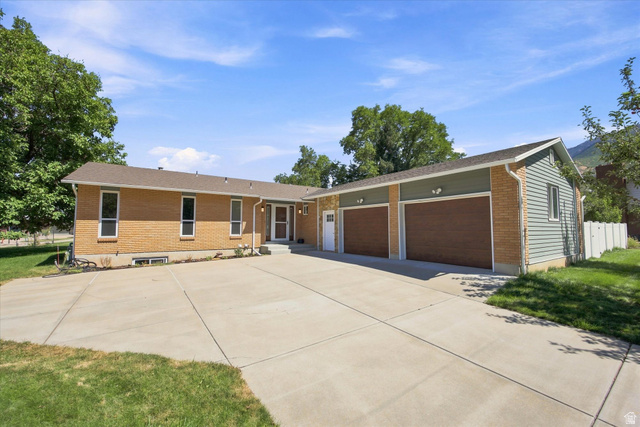 2407 E Country Oaks Dr — photo