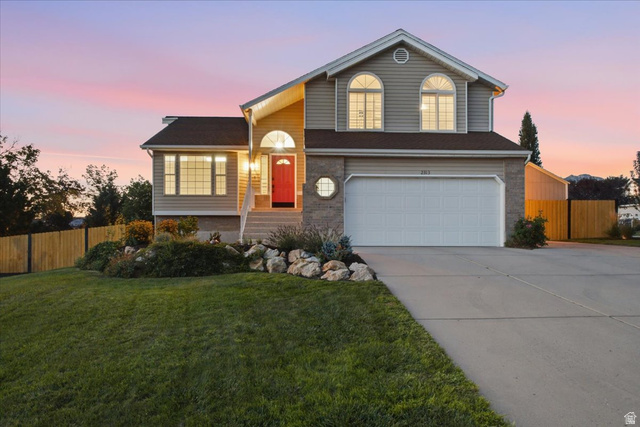 2313 E Rockview Dr — photo