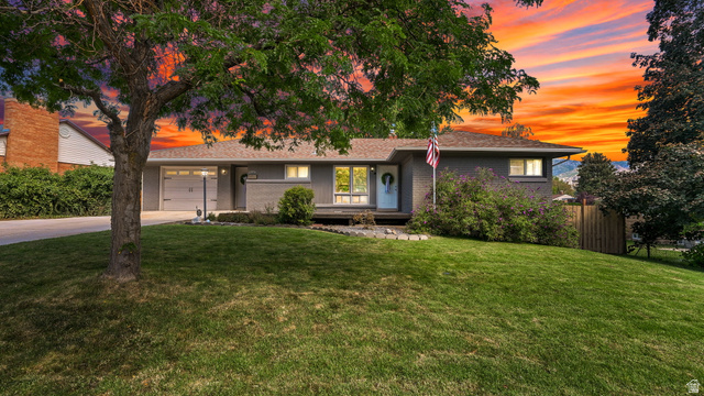 1376 E Kingston Dr — photo