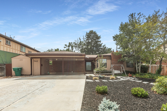 742 E Silver Shadow Dr — photo