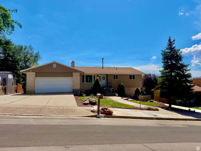 916 E Sunburn Ln — photo