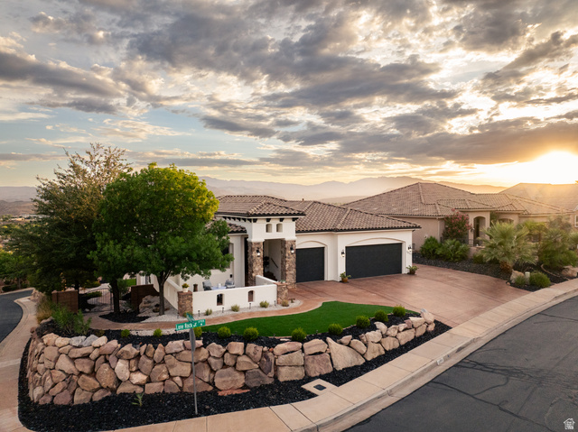 2093 N Lone Rock Dr — photo