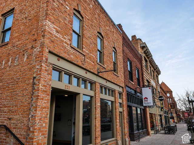 221 25th St #208 — photo