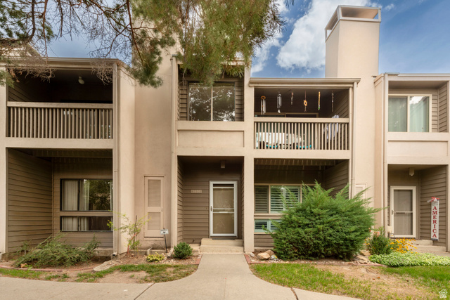 5686 S Park Pl — photo