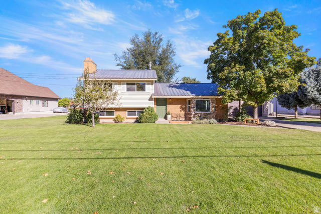 2317 E Oakridge Dr — photo