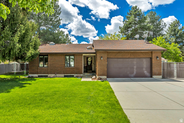 1498 E Mount Manor Cir — photo