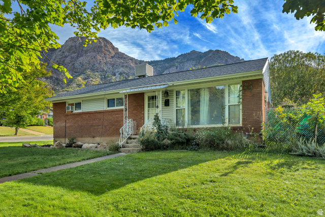 704 Robins Ave — photo