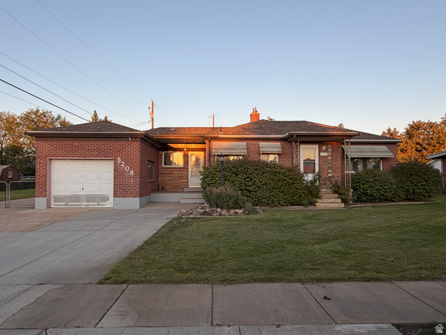 5208 S 2375 W — photo