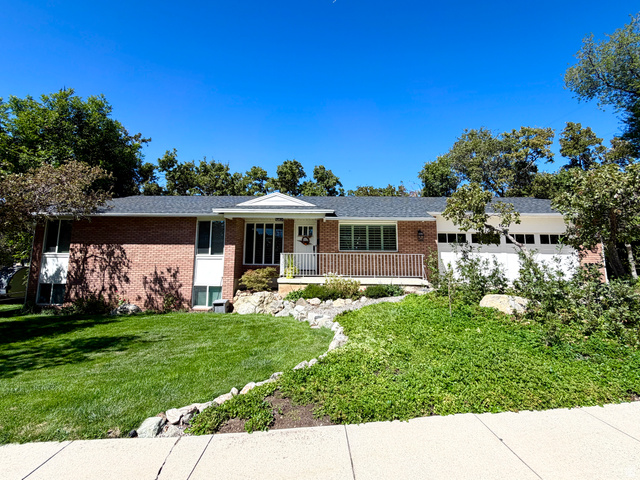 1087 E Oxford Dr — photo