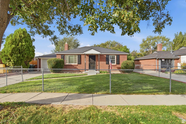 1142 S Redwood Dr — photo