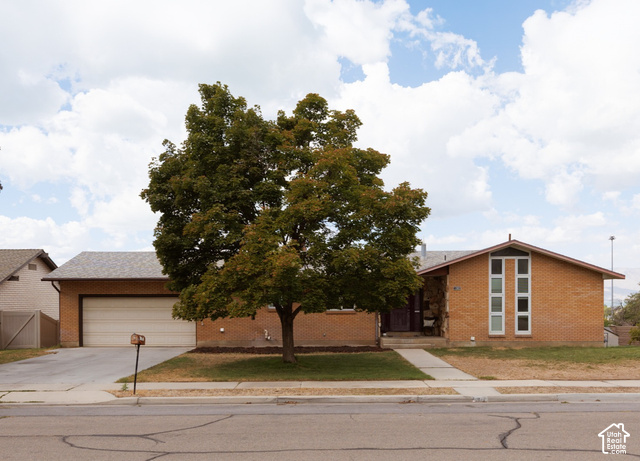 1303 N Lakeview Dr — photo