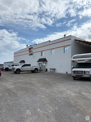 1066 N Industrial Cir #a & B — photo