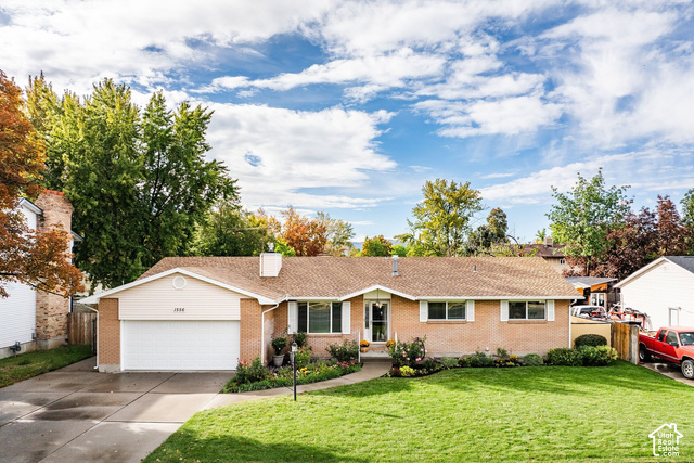 1556 E Petunia Way — photo