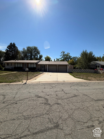 220 Glen Pl — photo
