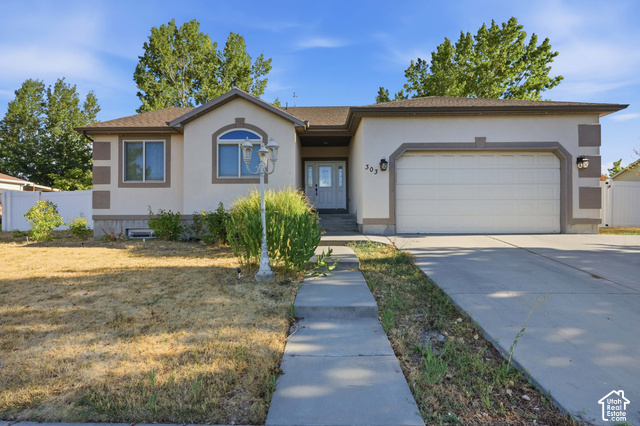 303 W Lakeside Dr — photo