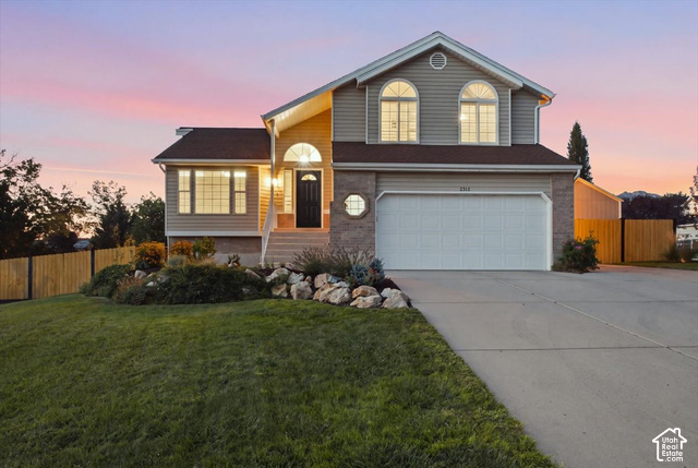 2313 E Rockview Dr — photo
