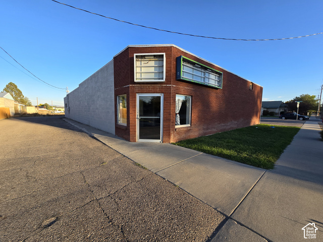 395 S Vernal Ave — photo