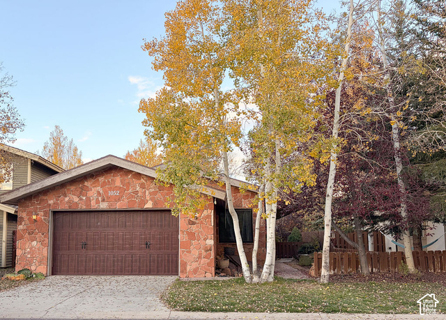 1052 Lincoln Ln — photo